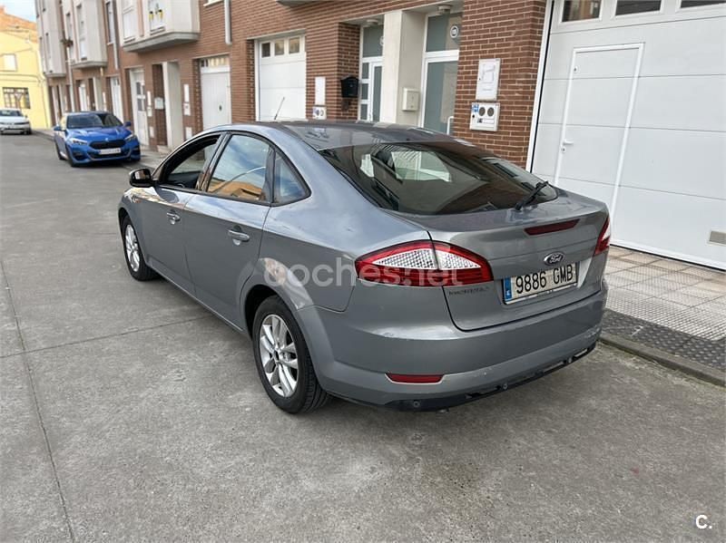 Usado Ford Mondeo Ghia 140 CV (102 kW) 2009 Gris / plata Berlina