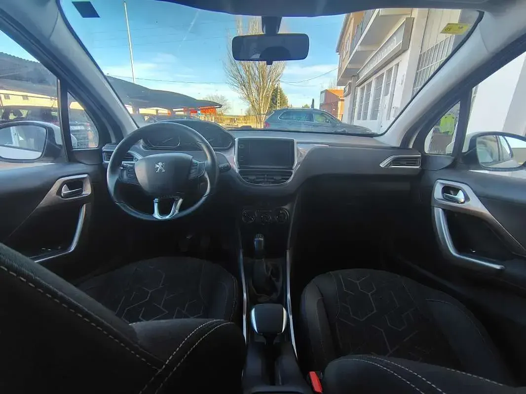 Usado Peugeot 2008 Allure 120 CV (88 kW) 2015 Blanco SUV