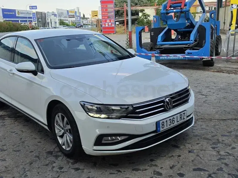 Usado VW Passat 122 CV (89 kW) 2022 Blanco Familiar