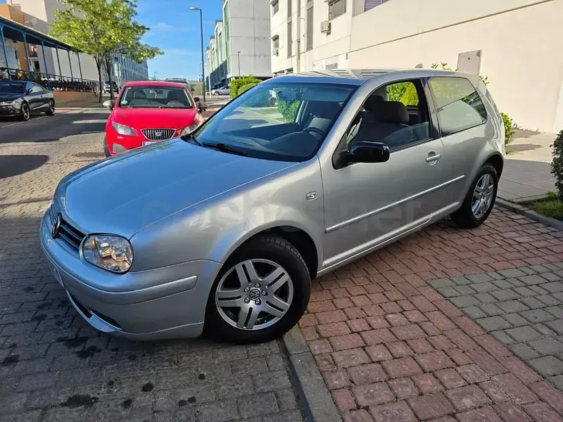 Usado VW Golf IV Highline 105 CV (77 kW) 2002 Gris / plata Berlina