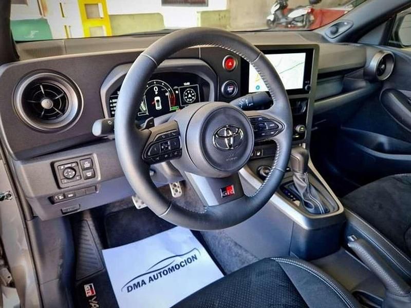Usado Toyota Yaris 299 CV (219 kW) 2024 Gris Utilitario