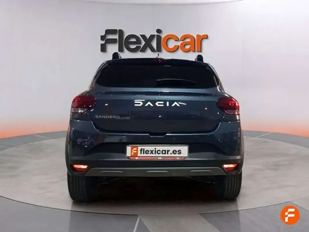 Usado Dacia Sandero Essentiel 91 CV (66 kW) 2023 Gris Utilitario