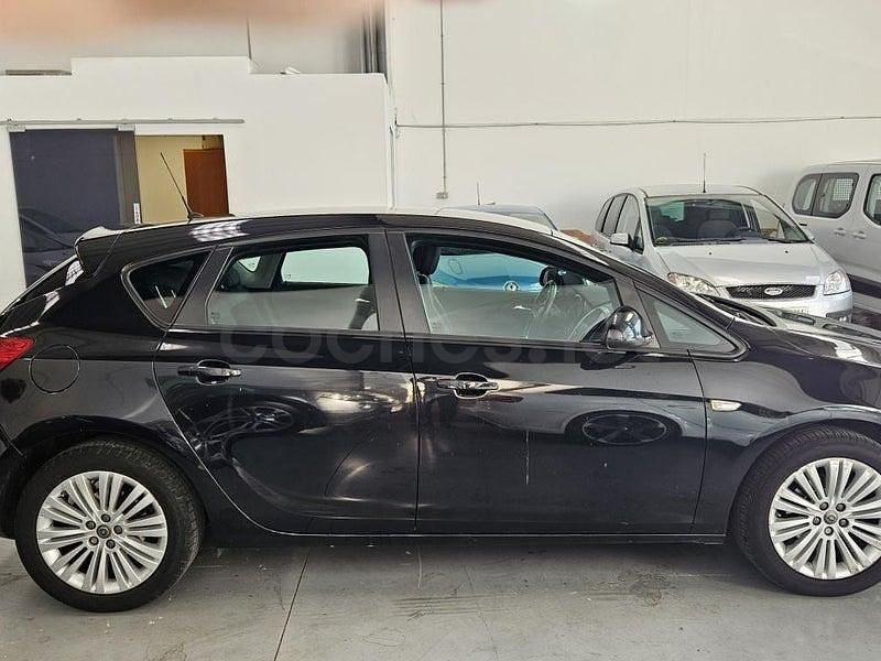 Usado Opel Astra Selective 115 CV (84 kW) 2015 Negro Berlina