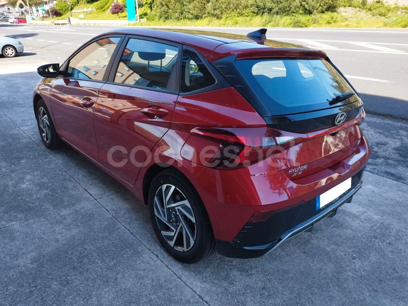 Usado Hyundai i20 100 CV (73 kW) 2024 Rojo Berlina