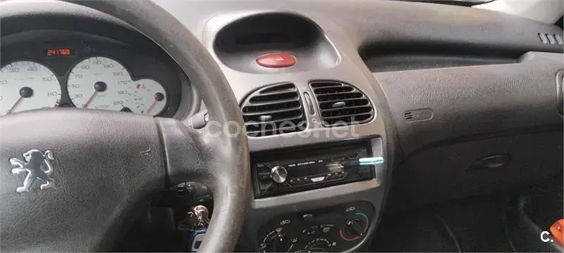 Usado Peugeot 206 75 CV (55 kW) 2003 Rojo Berlina