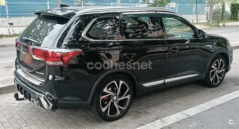 Usado Mitsubishi Outlander Motion 150 CV (110 kW) 2019 Negro SUV