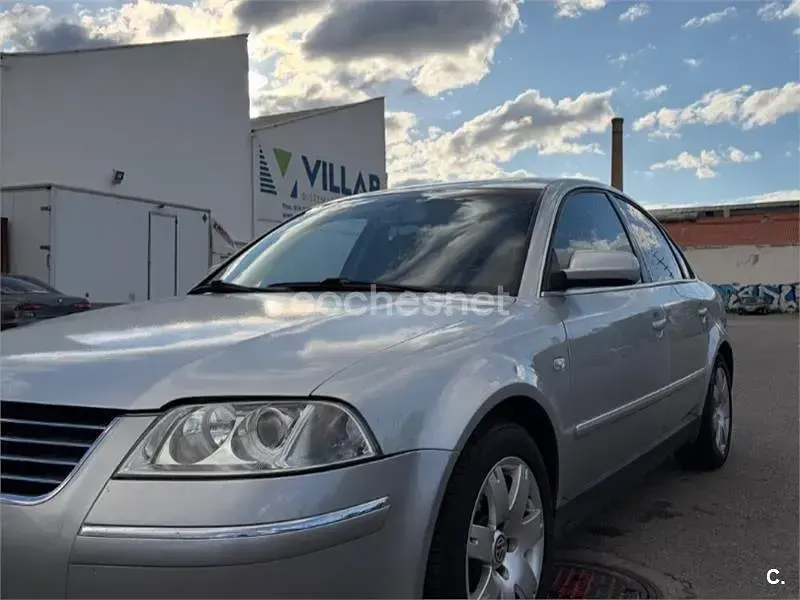 Usado VW Passat Highline 130 CV (95 kW) 2002 Gris / plata Berlina