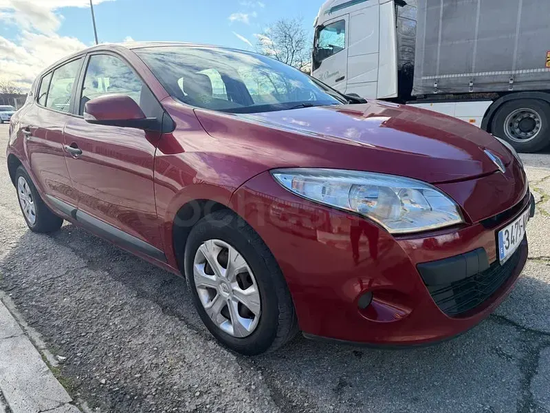 Usado Renault Mégane Authentique 100 CV (73 kW) 2011 Granate Berlina
