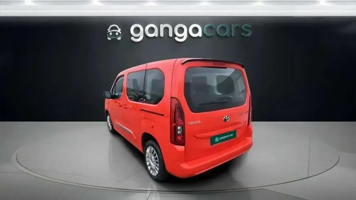 Usado Toyota Proace City Active 131 CV (96 kW) 2024 Rojo Monovolumen