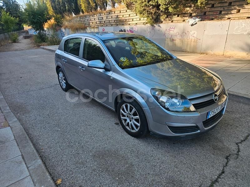 Gris / plata Usado 2005 Opel Astra Edition Berlina | 2500 € (Precio justo) - Imagen 1/4