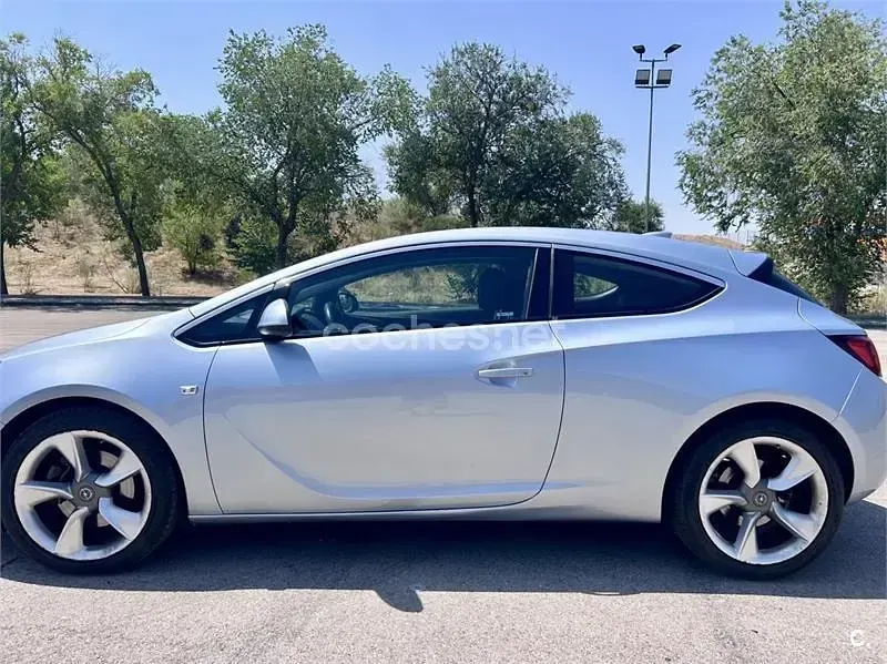 Usado Opel Astra GTC Sportive 136 CV (100 kW) 2016 Gris / plata Berlina