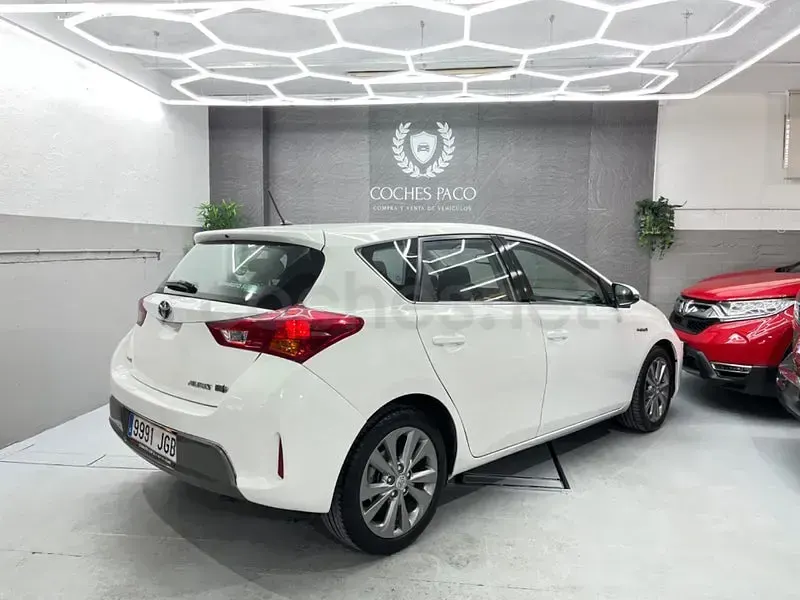 Usado Toyota Auris Hybrid 136 CV (100 kW) 2015 Blanco Berlina