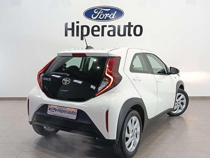 Usado Toyota Aygo Play 72 CV (52 kW) 2022 Blanco Utilitario