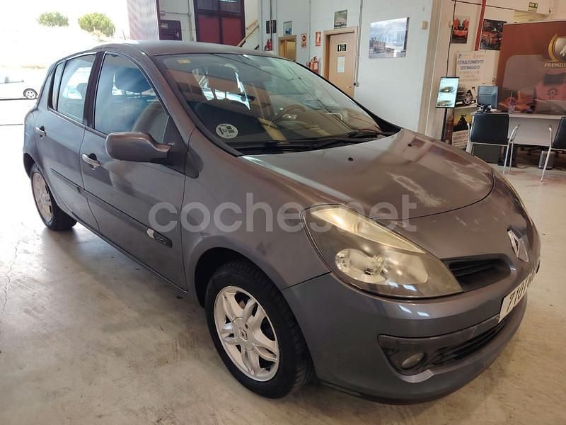 Usado Renault Clio II Dynamique 86 CV (63 kW) 2008 Gris / plata Berlina