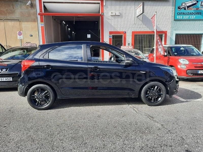 Usado Ford Ka Plus Ultimate 85 CV (62 kW) 2017 Negro Utilitario