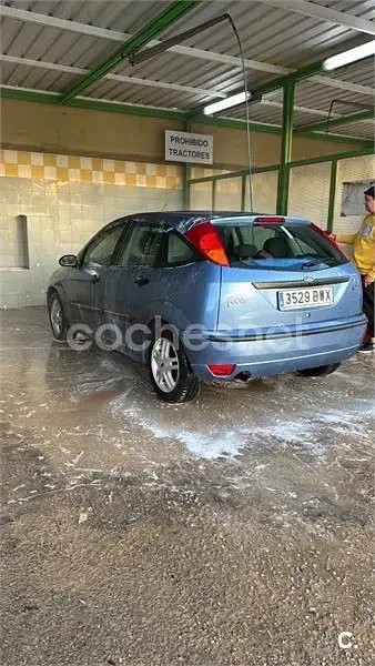 Usado Ford Focus Trend 100 CV (73 kW) 2002 Azul Berlina