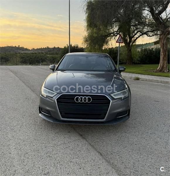 Usado Audi A3 Design 116 CV (85 kW) 2018 Gris / plata Berlina