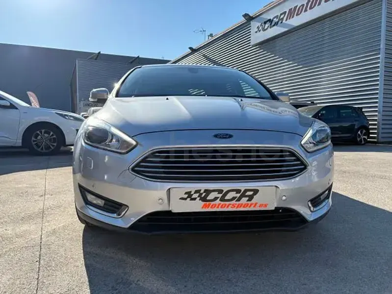 Usado Ford Focus Trend 125 CV (91 kW) 2017 Gris / plata Berlina