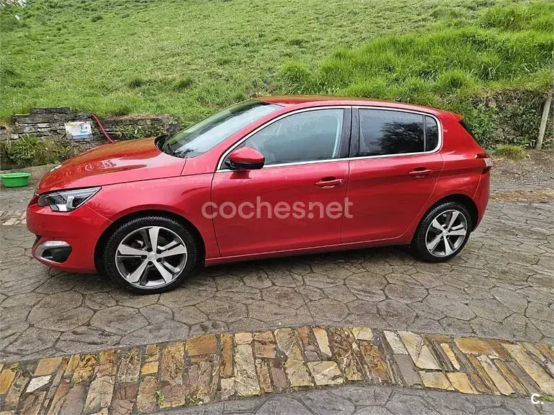 Usado Peugeot 308 Allure 120 CV (88 kW) 2016 Rojo Berlina
