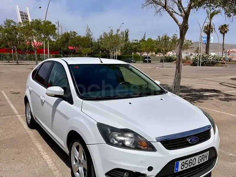 Usado Ford Focus Trend 90 CV (66 kW) 2009 Blanco Berlina