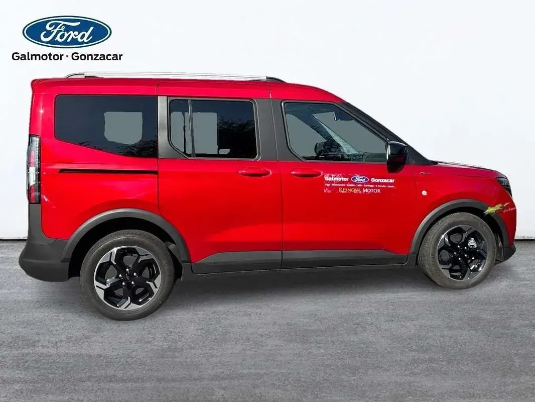 Usado Ford Tourneo Active 100 kW (136 CV) 2025 Rojo Familiar