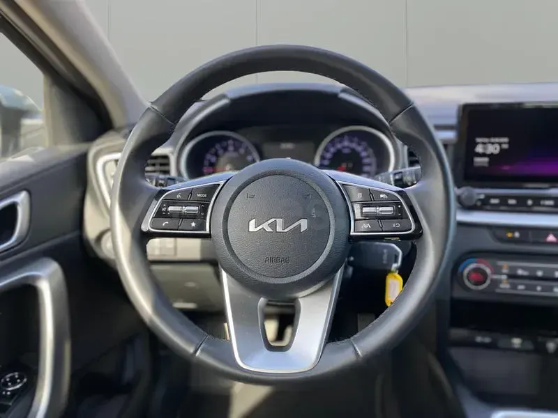 Usado Kia XCeed 100 CV (73 kW) 2025 Gris / plata SUV