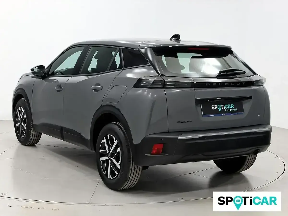 Usado Peugeot 2008 Active 100 CV (73 kW) 2024 Gris SUV