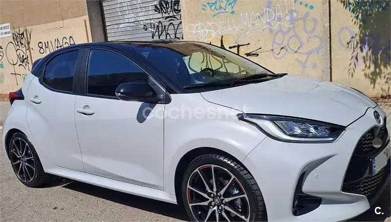 Käytetty Toyota Yaris Hybrid Plus 130 HP (95 kW) 2024 Harmaa Sedan