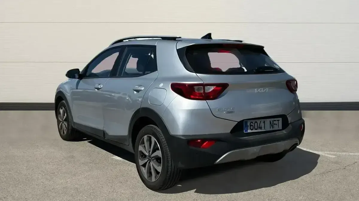 Usado Kia Stonic 100 CV (73 kW) 2025 Gris SUV