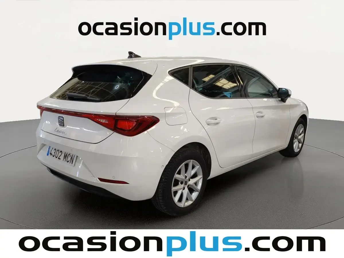 Usado Seat Leon Style 110 CV (80 kW) 2022 Blanco Utilitario