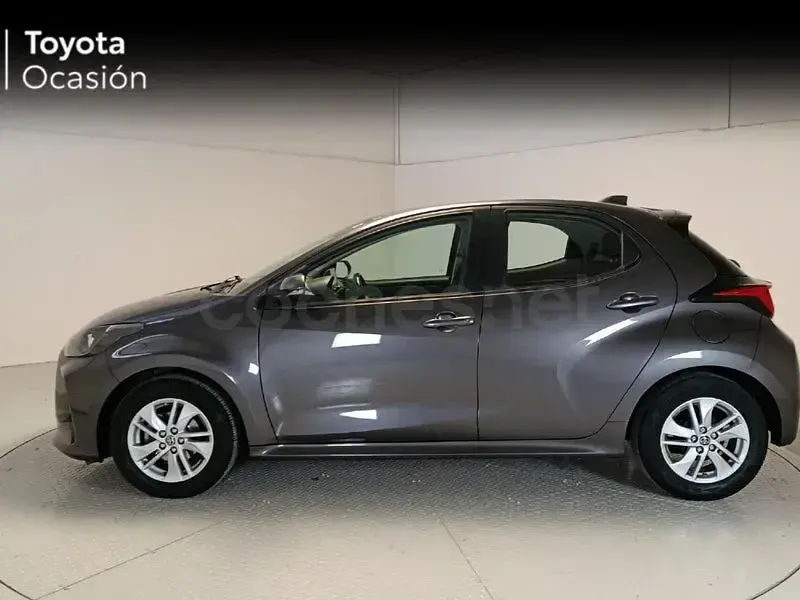 Usado Toyota Yaris 125 CV (91 kW) 2022 Gris / plata Utilitario