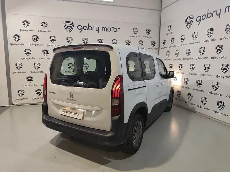 Usado Peugeot Rifter Active 100 CV (73 kW) 2022 Blanco Monovolumen