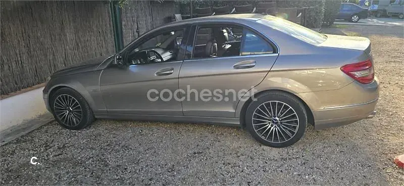 Usado Mercedes C220 Avantgarde 150 CV (110 kW) 2007 Gris / plata Berlina