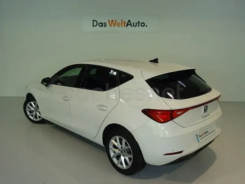 Käytetty Seat Leon Style 110 HP (80 kW) 2025 Valkoinen Sedan