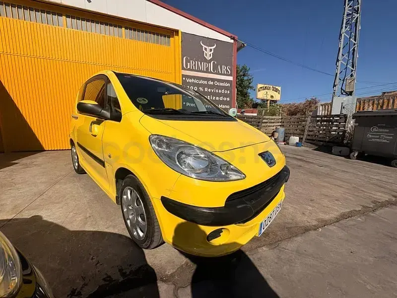 Usado Peugeot 1007 90 CV (66 kW) 2005 Amarillo Monovolumen