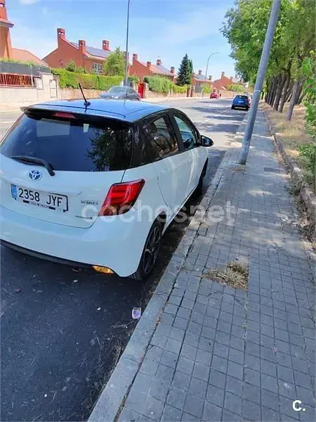 Usado Toyota Yaris Hybrid Advance 100 CV (73 kW) 2017 Blanco Berlina
