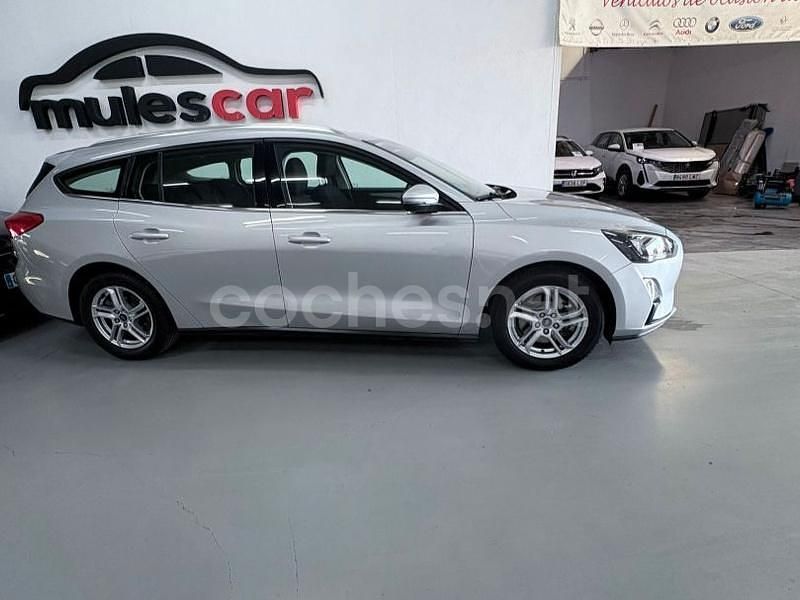 Usado Ford Focus Trend 120 CV (88 kW) 2021 Gris / plata Familiar