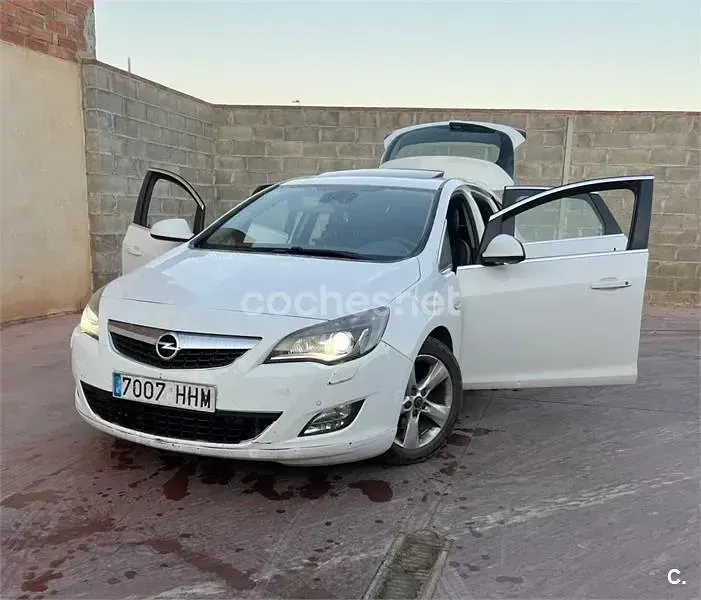 Usado Opel Astra Cosmo 160 CV (117 kW) 2012 Blanco Berlina