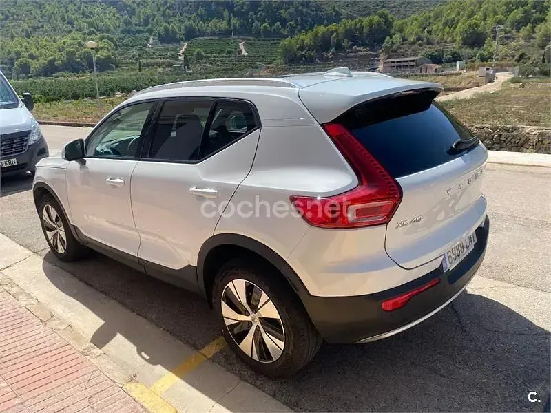 Usado Volvo XC40 Momentum 156 CV (114 kW) 2021 Blanco SUV