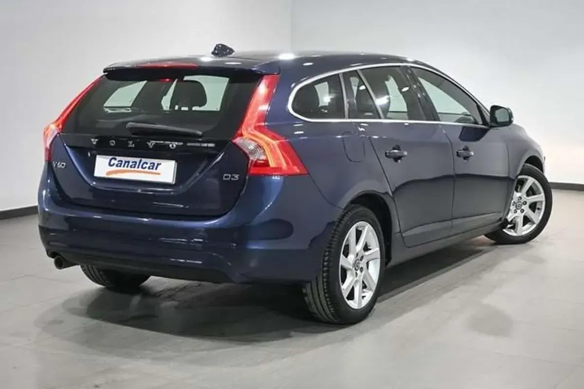 Usado Volvo V60 Kinetic 136 CV (100 kW) 2014 Azul Familiar