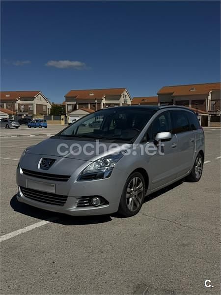 Usado Peugeot 5008 112 CV (82 kW) 2012 Gris / plata Monovolumen