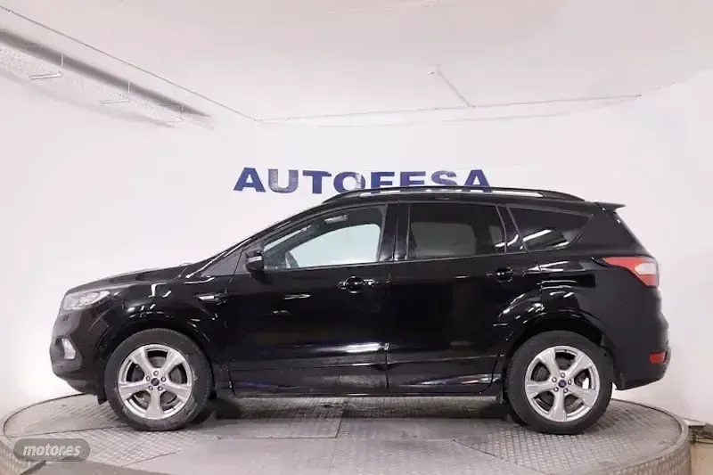 Usado Ford Kuga ST-Line 150 CV (110 kW) 2018 Negro SUV