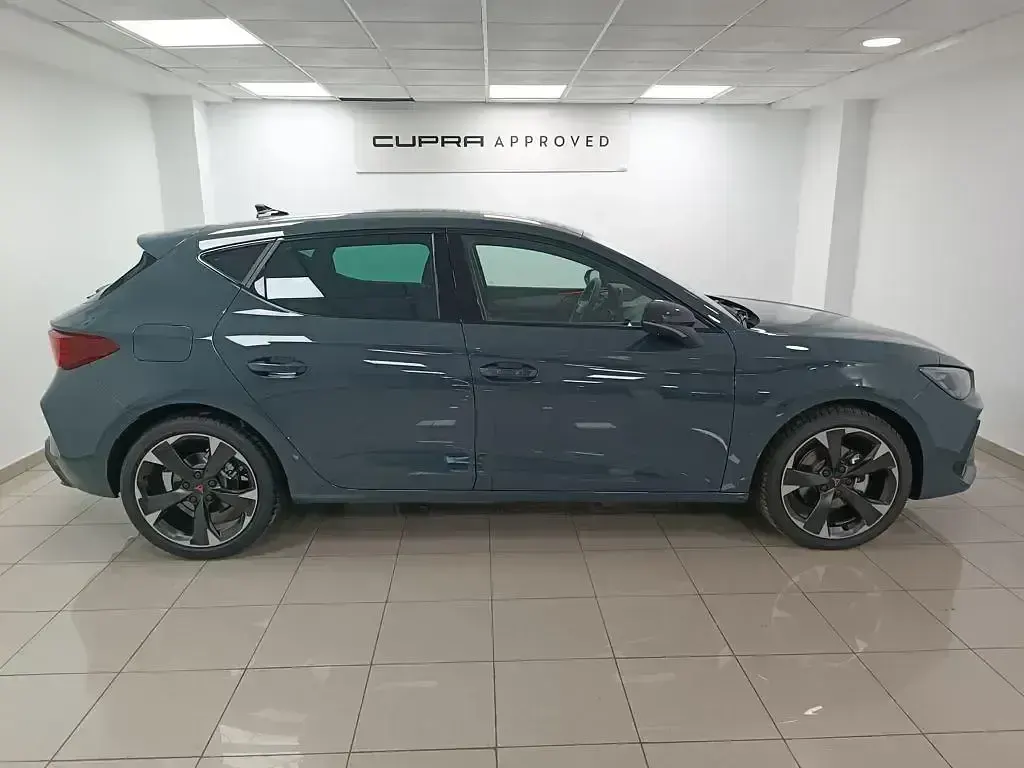 Nowe Cupra Leon 150 KM (110 kW) 2025 Niebieski Sedan/Limuzyna