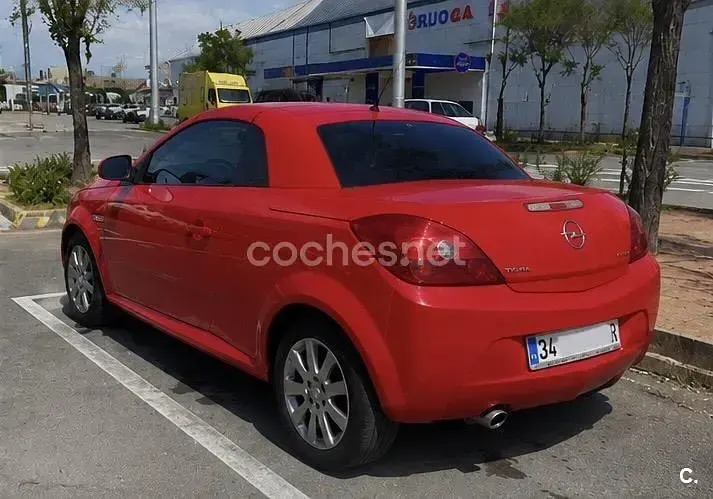 Usado Opel Tigra Enjoy 90 CV (66 kW) 2006 Rojo Descapotable