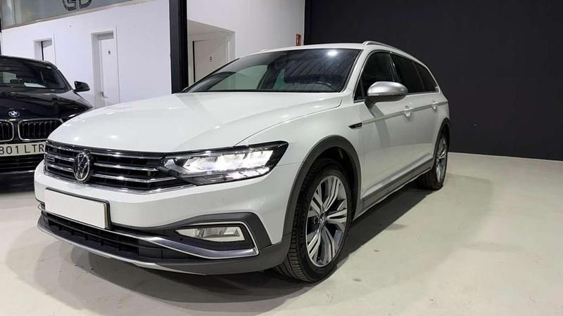 Usado VW Passat Alltrack 200 CV (147 kW) 2022 Blanco Familiar