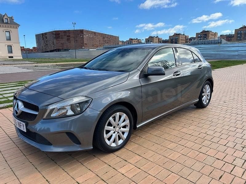 Usado Mercedes A180 109 CV (80 kW) 2017 Gris / plata Berlina