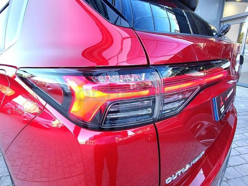 Usado Mitsubishi Outlander P-HEV 306 CV (225 kW) 2025 Rojo SUV