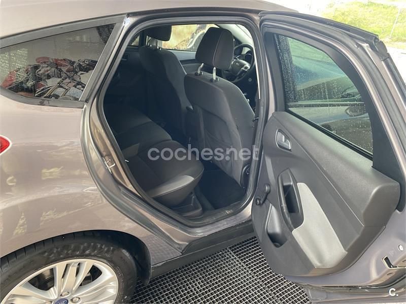 Usado Ford Focus Trend 115 CV (84 kW) 2013 Gris / plata Berlina