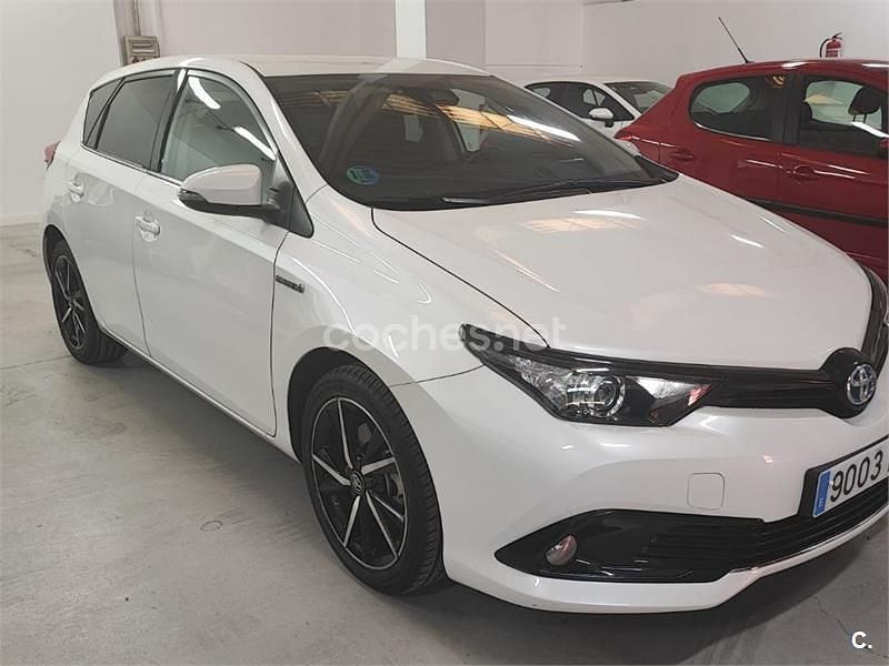 Usado Toyota Auris Hybrid Edition 136 CV (100 kW) 2018 Blanco Berlina