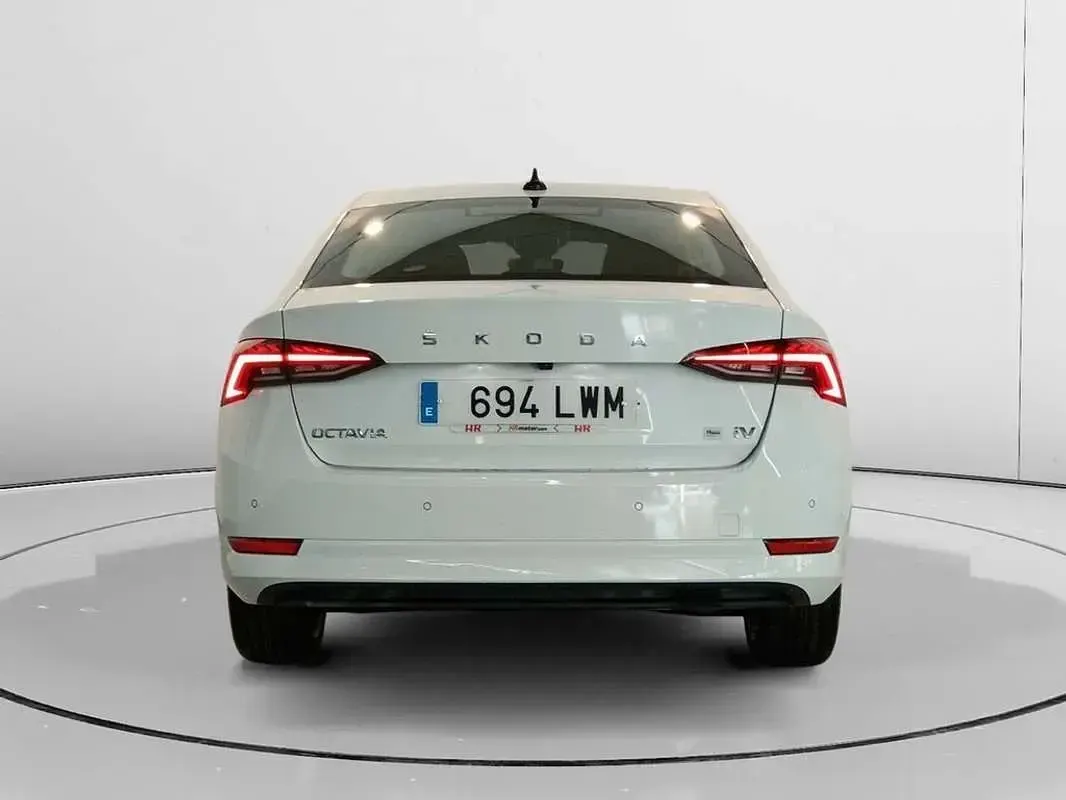Usado Skoda Octavia Ambition 204 CV (150 kW) 2022 Blanco Utilitario